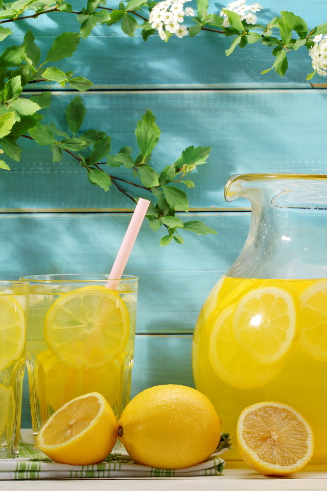 Графин с лимонадом на столе с фруктами