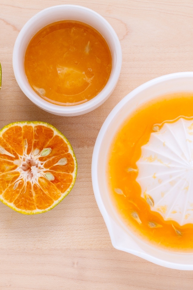 Свежий апельсиновый сок на деревянном столе