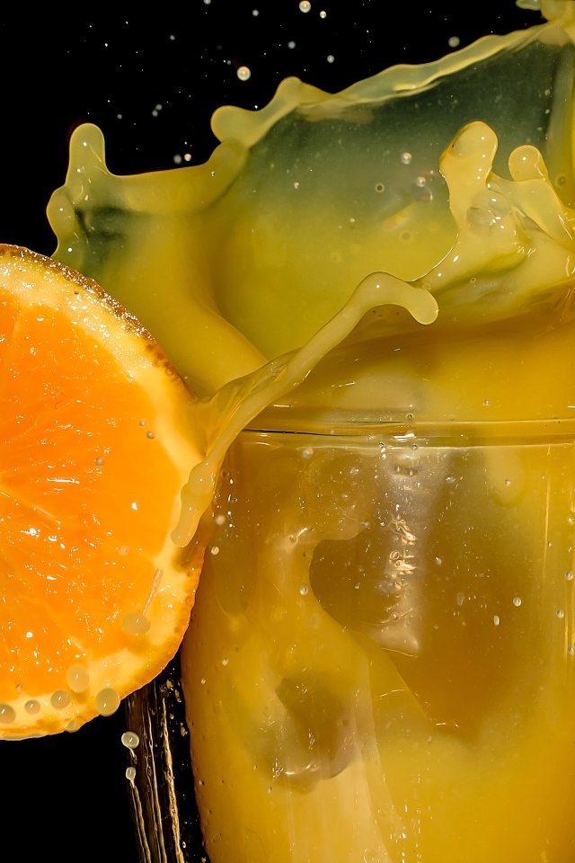 Свежий апельсиновый сок на черном фоне