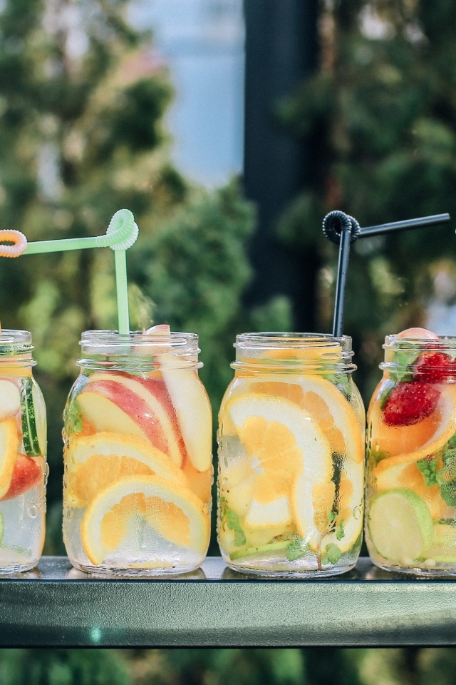 Стеклянные банки с фруктовым мохито