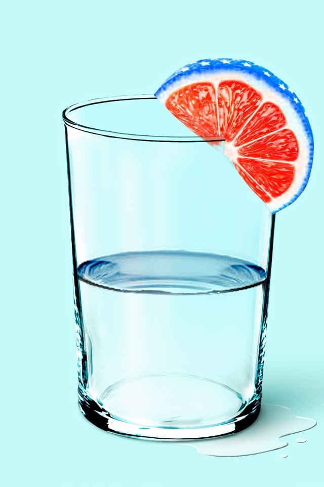 Стакан воды с кусочком апельсина на голубом фоне