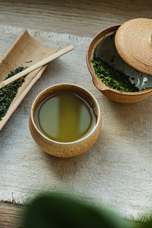 Зеленый чай на столе с заваркой
