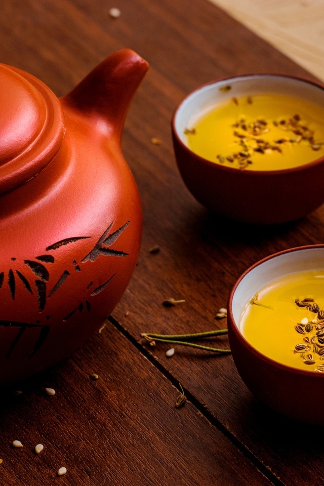 Зеленый чай с зернами на столе