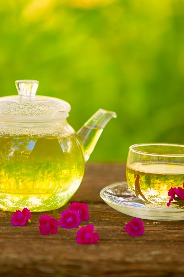 Зеленый чай с красными цветами гвоздики