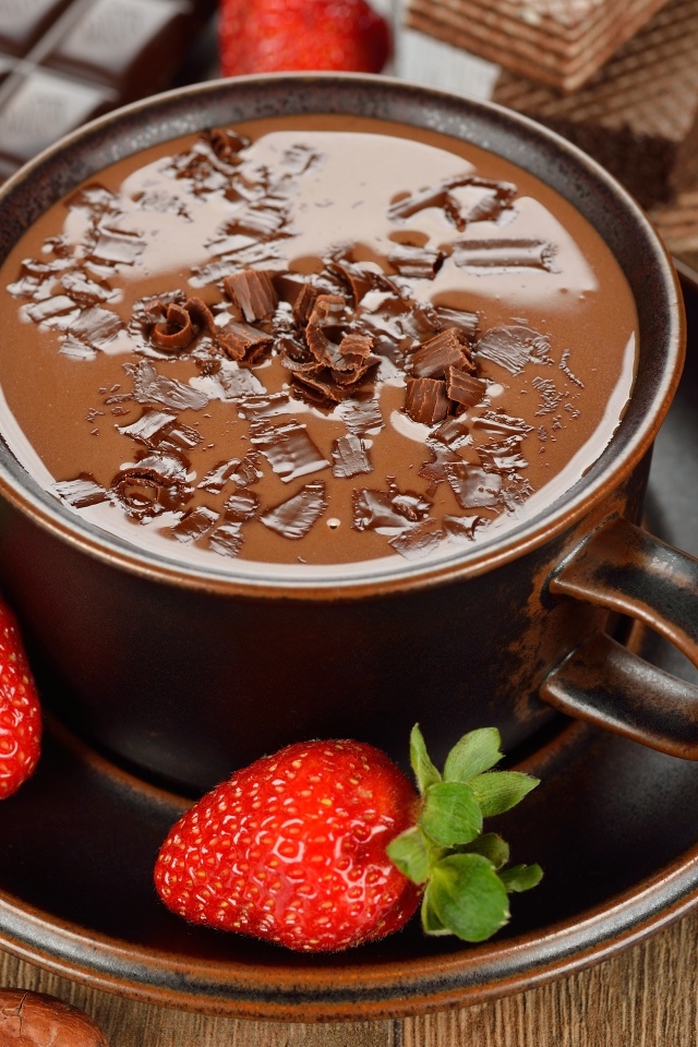 Горячий шоколад в кружке с ягодами клубники