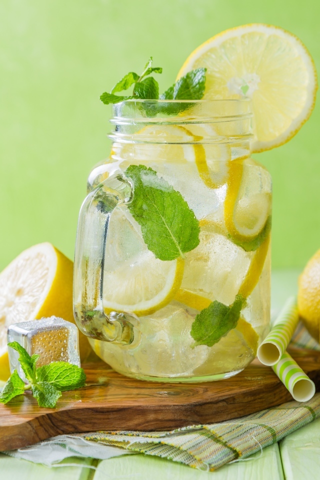 Банка с холодным лимонадом на столе