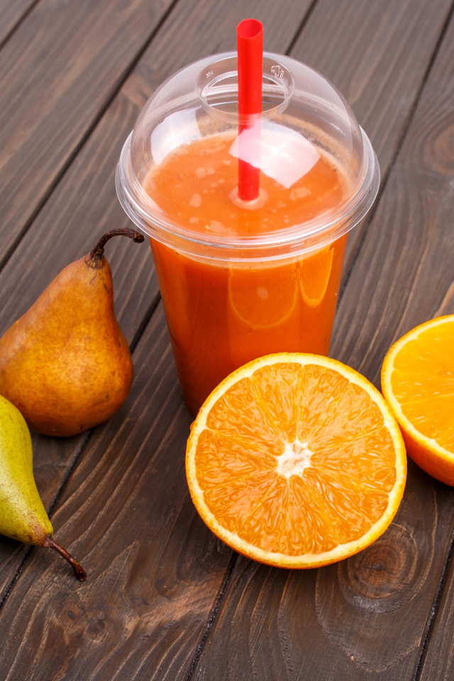 Сок на столе с грушами и апельсином