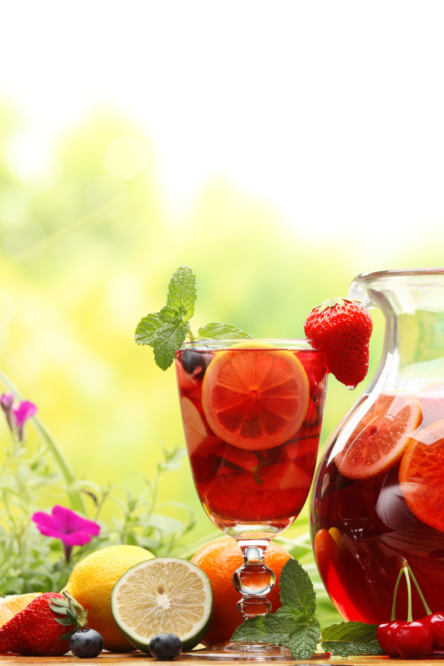 Лимонад в графине с ягодами