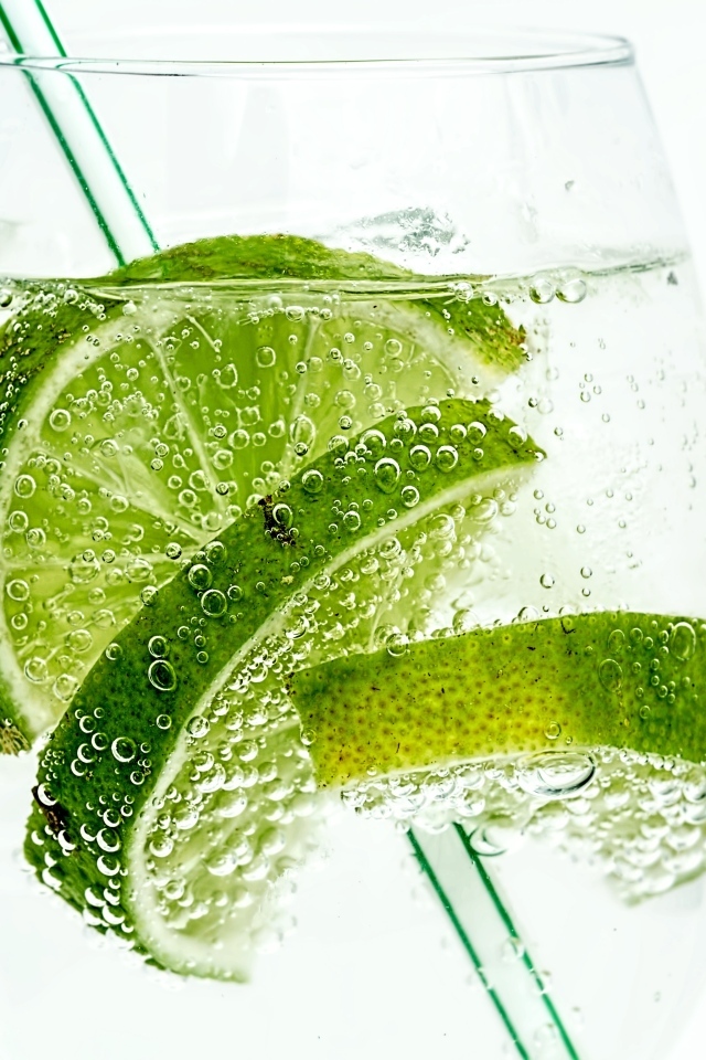 Лайм в стакане с мохито на белом фоне