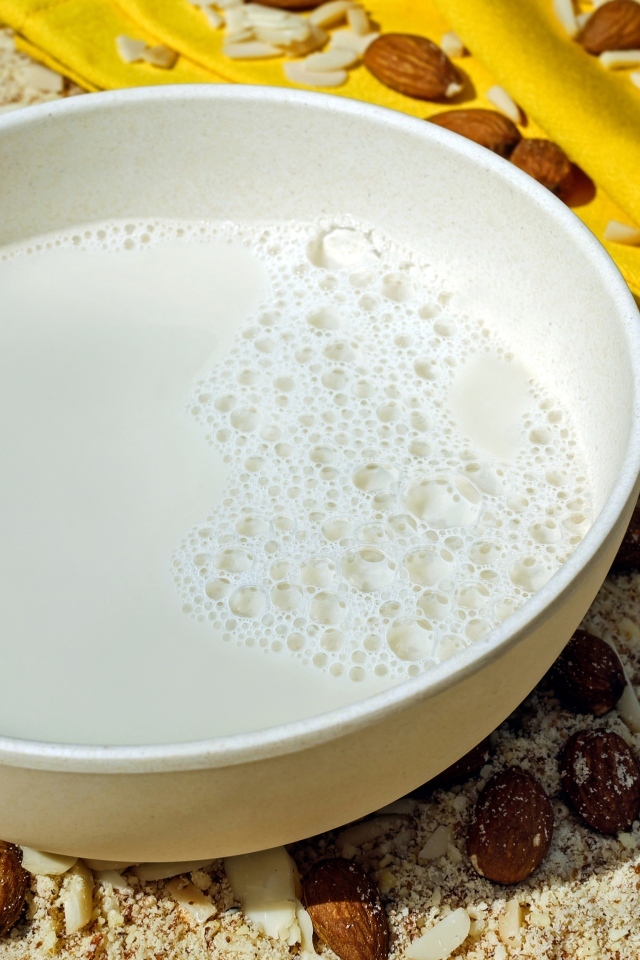 Молоко с миндальными орехами