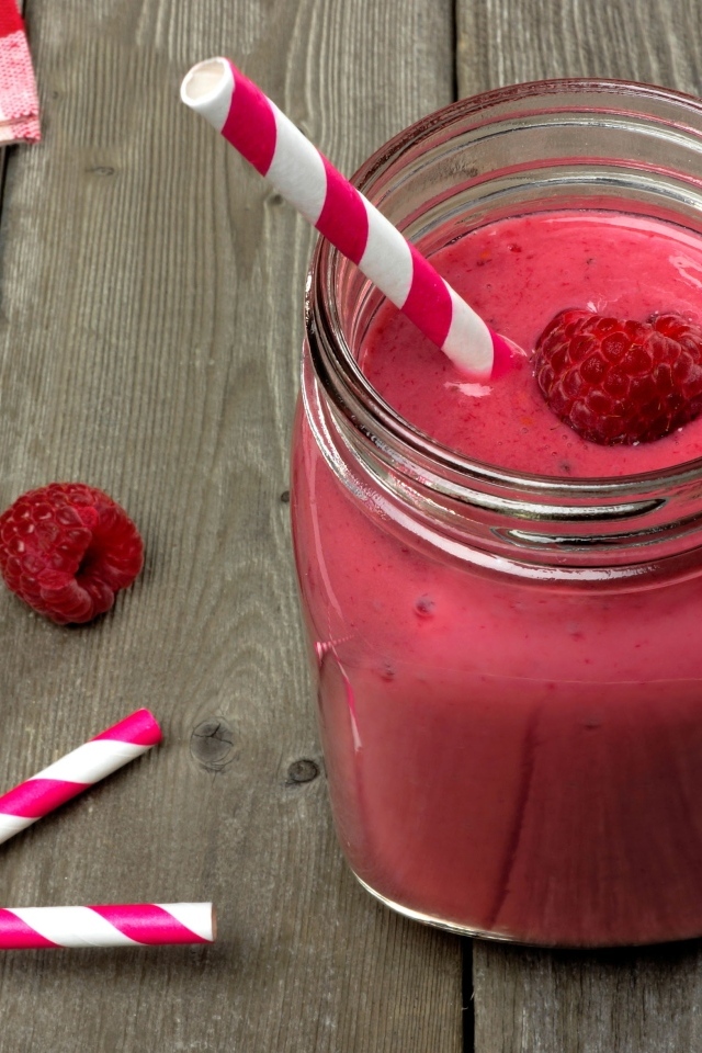 Малиновый смузи в стеклянной банке с трубочкой