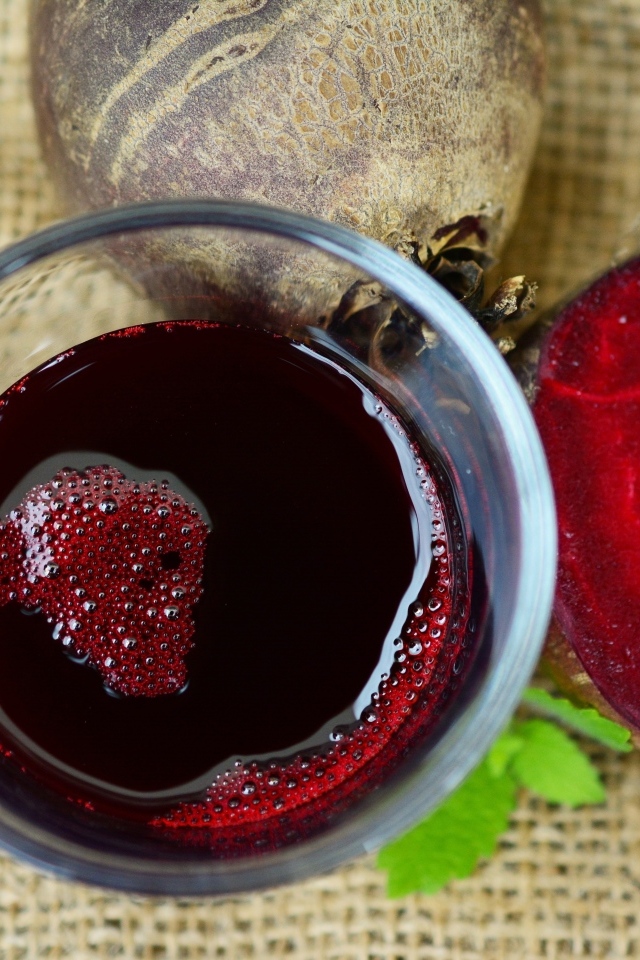 Сок из красной свеклы на столе