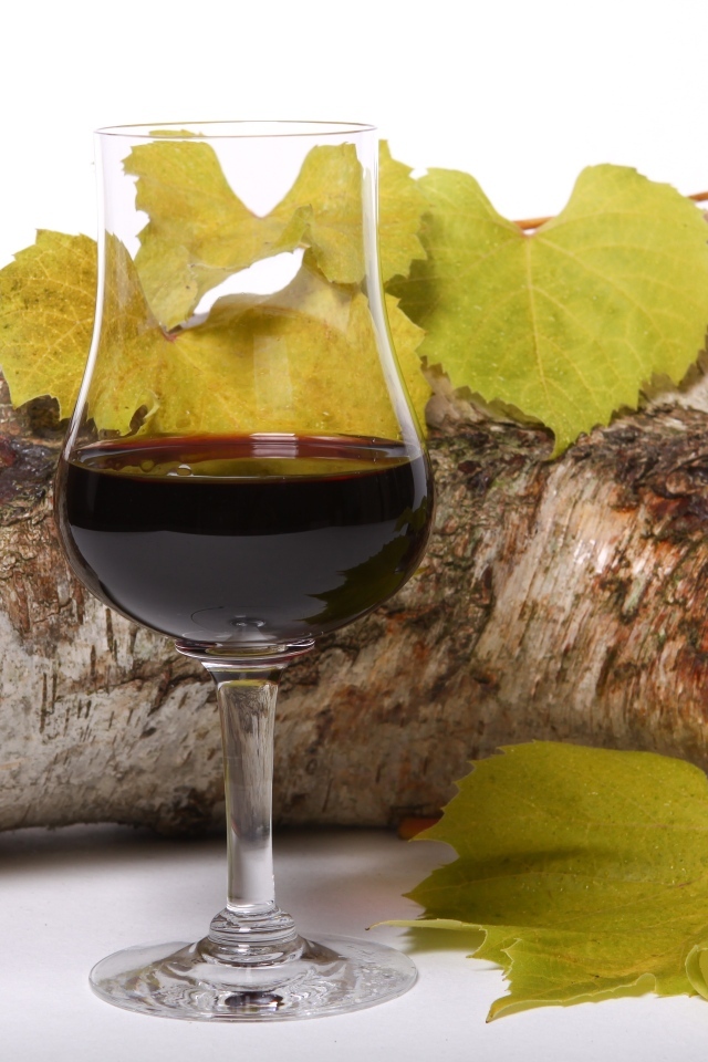 Бокал красного вида с бревном на белом фоне