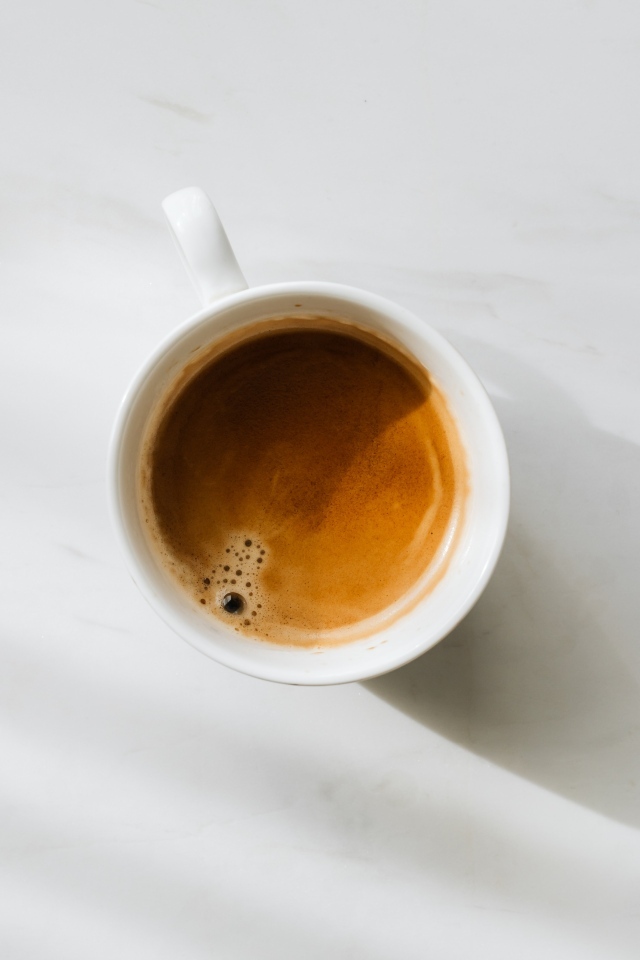 Маленькая белая чашка кофе