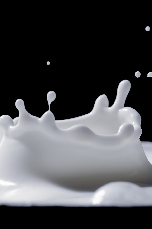 Брызги молока на черном фоне