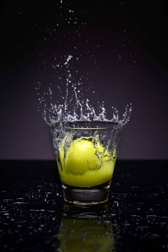 Брызги воды в рюмке