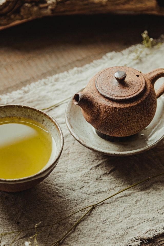 Чайник с чашкой зеленого чая