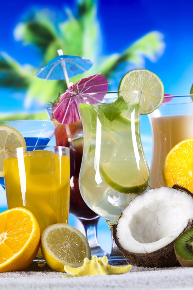 Тропические коктейли на песне у моря
