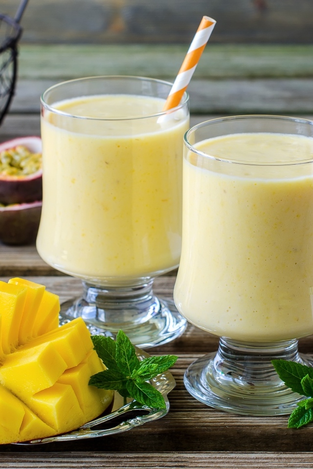 Два коктейля на столе с фруктами