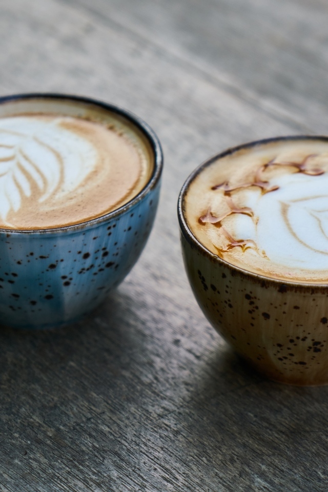 Две чашки кофе с рисунком на пене