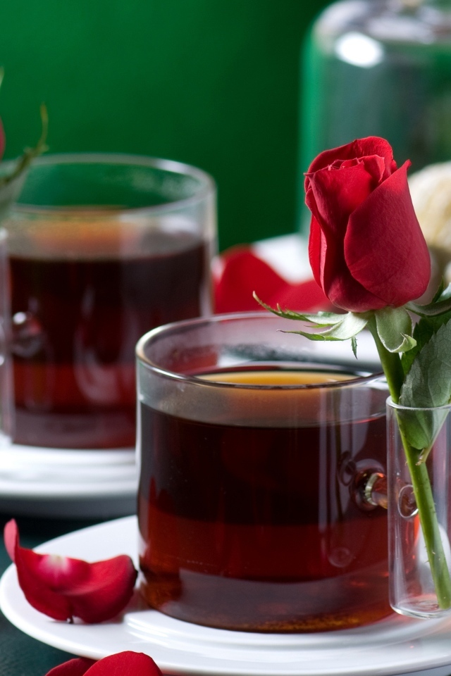 Две чашки чая с красными розами