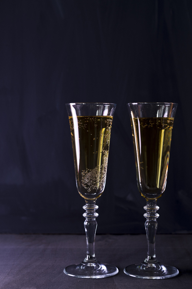 Два бокала и бутылка шампанского