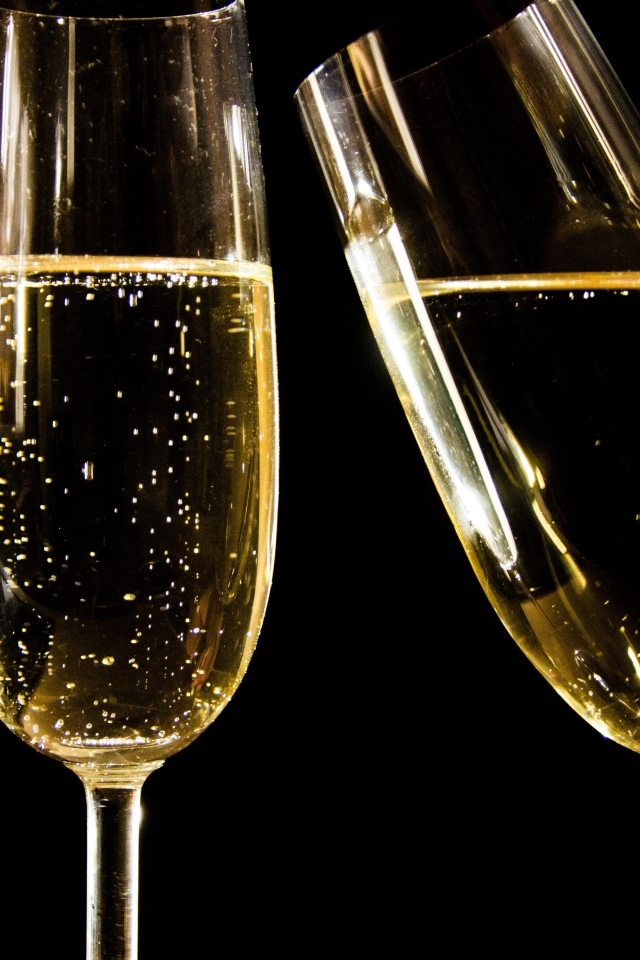 Два бокала шампанского на черном фоне