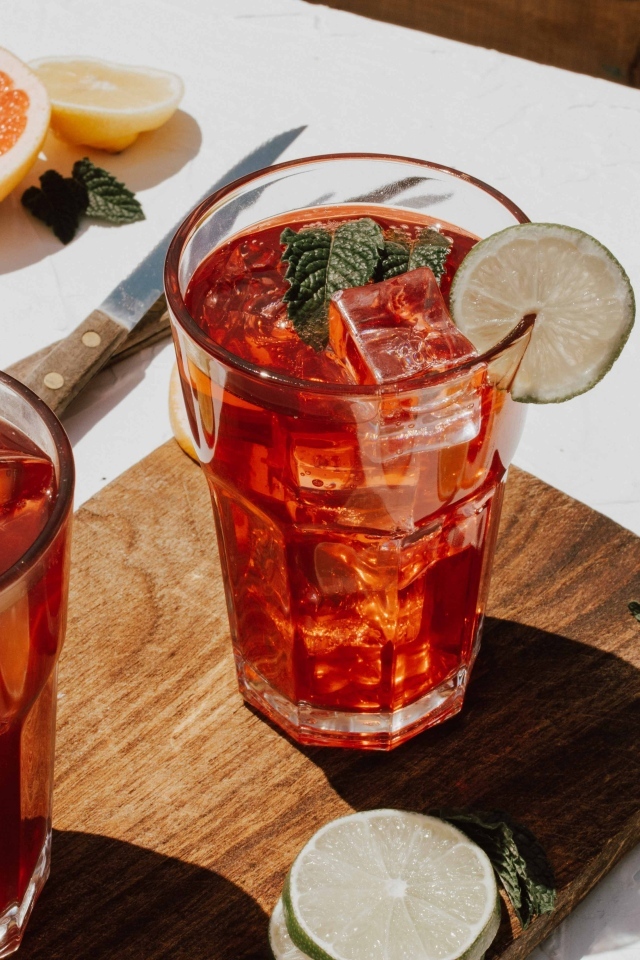 Два стакана холодного мохито на столе