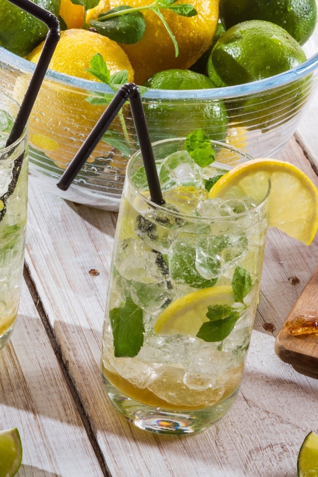 Два стакана мохито с кусочками лайма и льдом