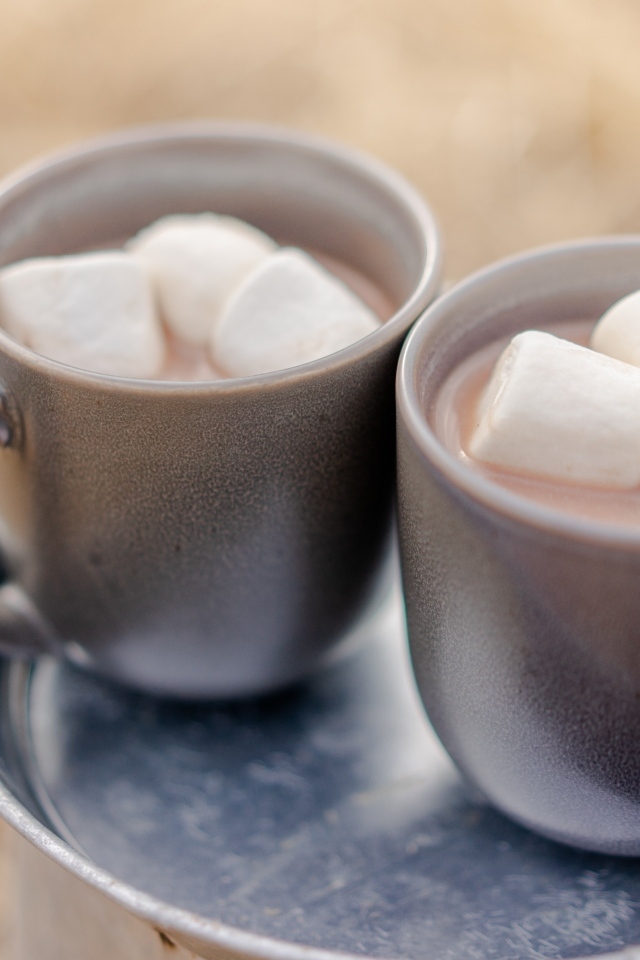 Две маленькие чашки кофе с маршмеллоу