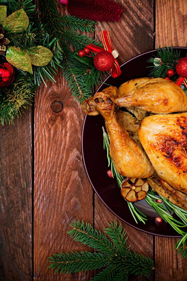 Запеченная курица на столе с еловыми ветками