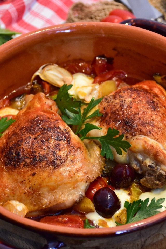 Запеченная курица с овощами в кастрюле