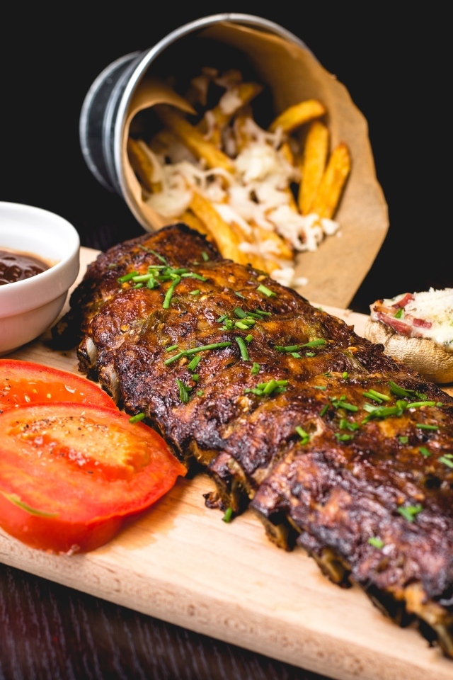 Запеченные ребрышки на доске с овощами