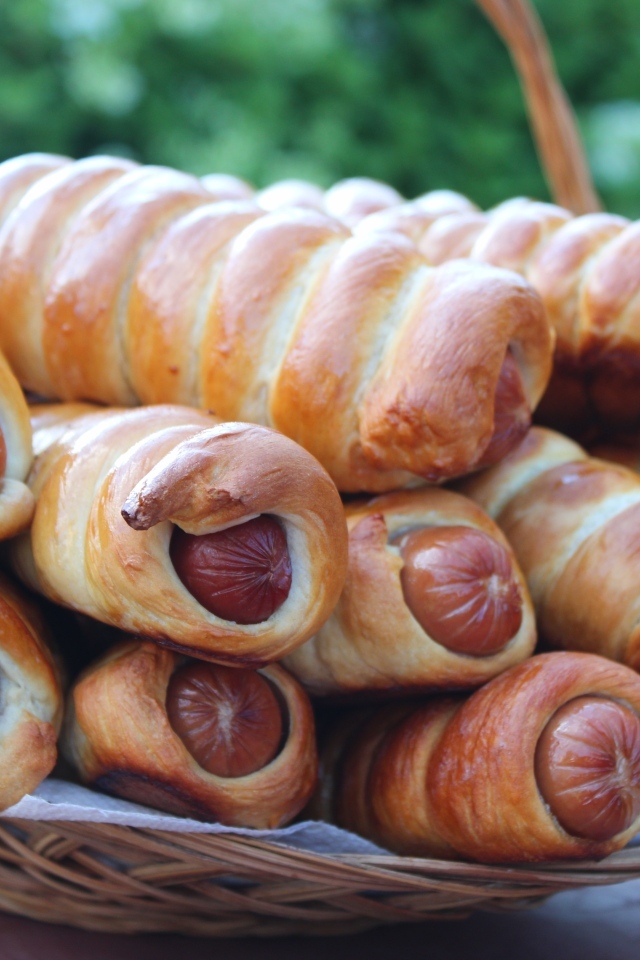 Красивые ароматные сосиски в тесте