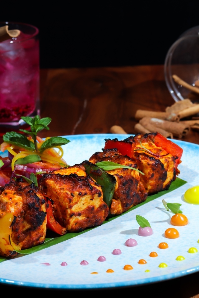 Куриный шашлык на тарелке
