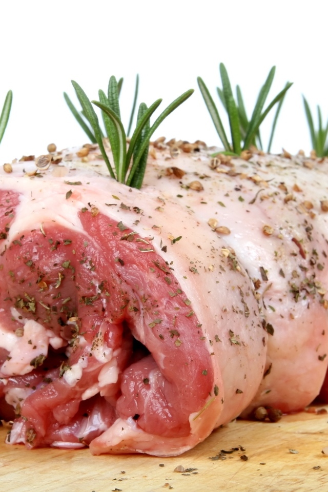 Большой кусок мяса со специями и розмарином