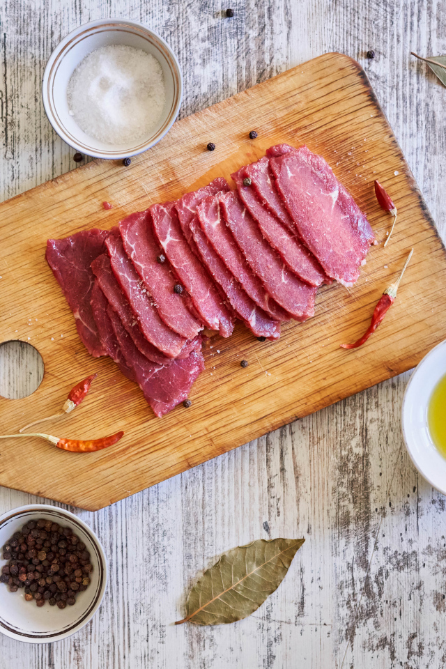 Мясо на разделочной доске со специями