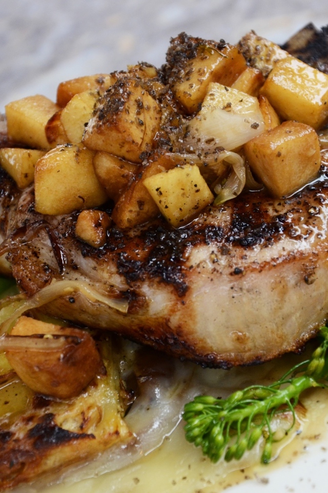 Кусок запеченного мяса на тарелке с овощами