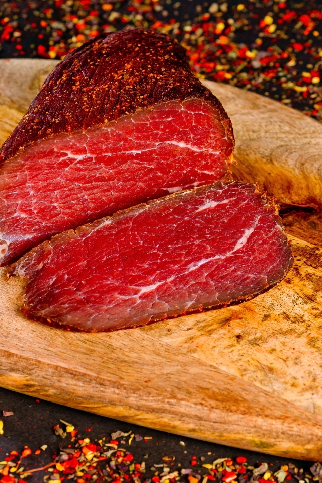 Кусок мяса на доске со специями