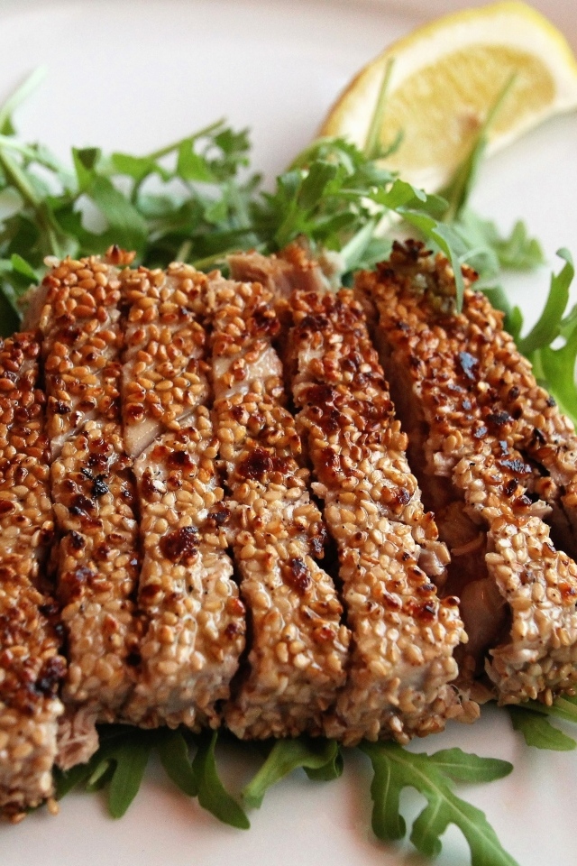 Кусок мяса с листьями рукколы 