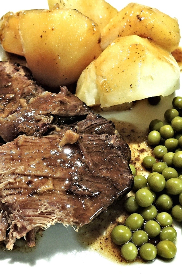 Кусок мяса с картофелем и зеленым горошком