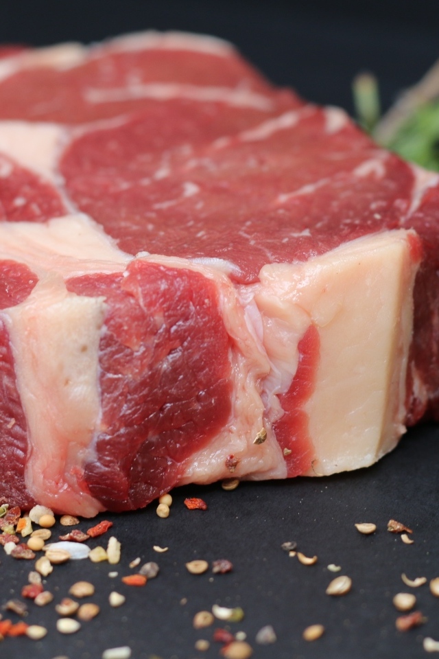 Кусок мяса с зеленью розмарина