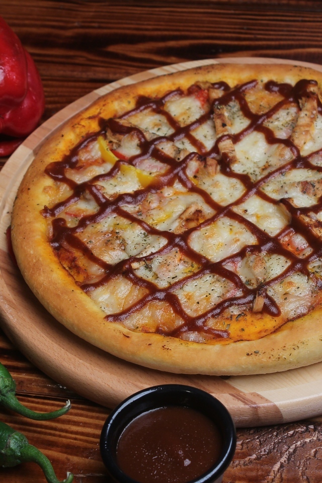 Аппетитная пицца с перцем на столе