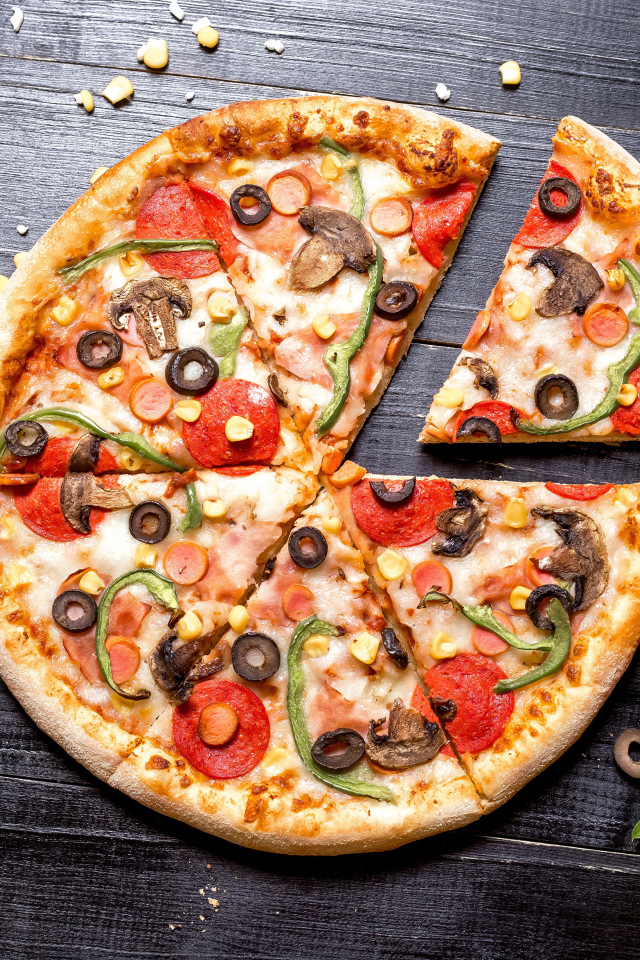 Итальянская пицца с овощами на столе