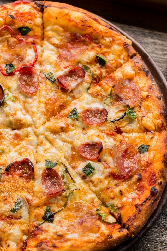 Большая ароматная пицца на толстом тесте