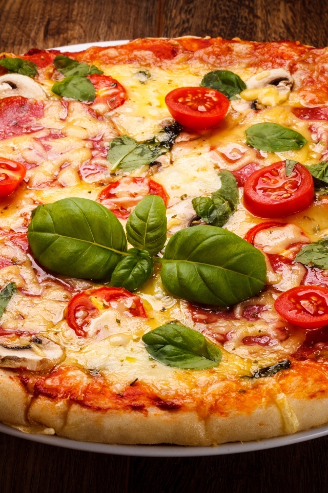 Пицца с сыром, базиликом и грибами