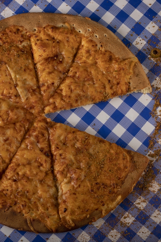 Пицца с грибами на столе