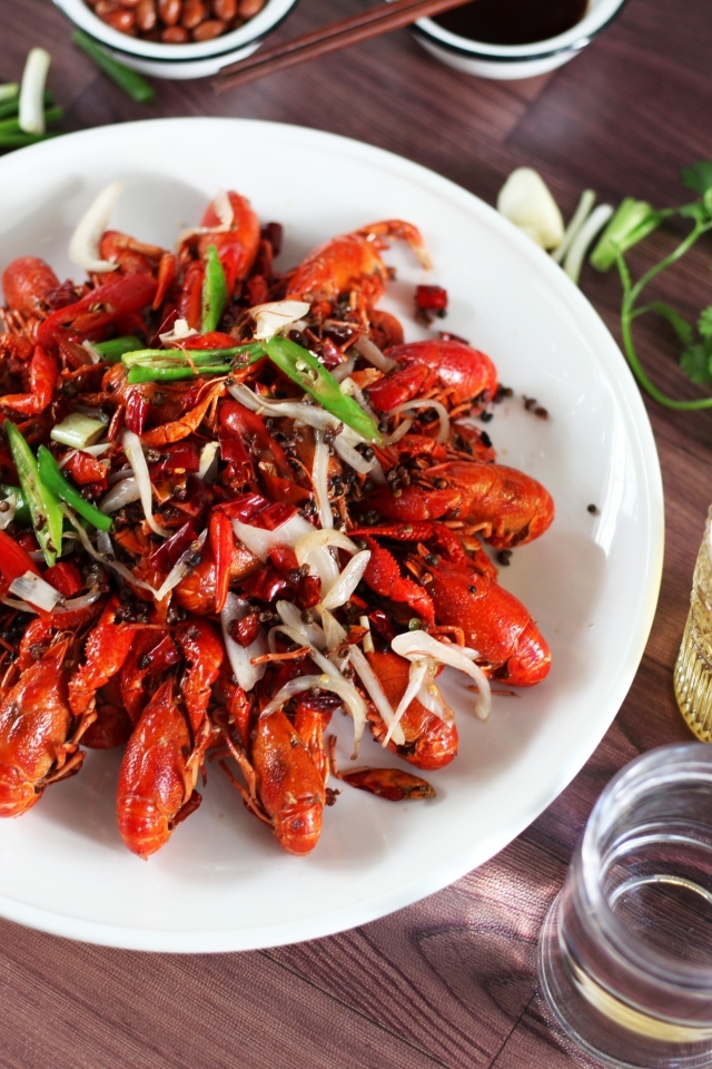 Вареные раки на столе с пивом