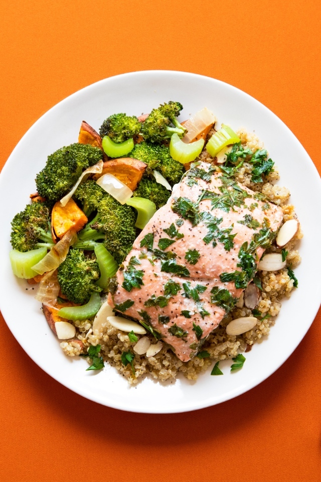 Вкусная рыба на тарелке с овощами и кашей