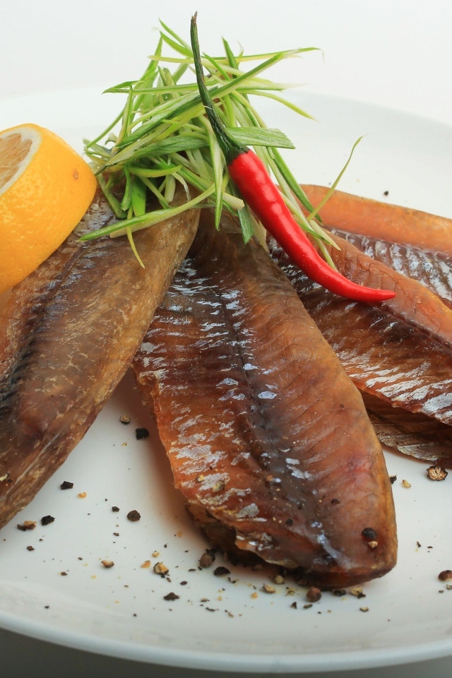 Вяленая вобла с куском лимона на тарелке